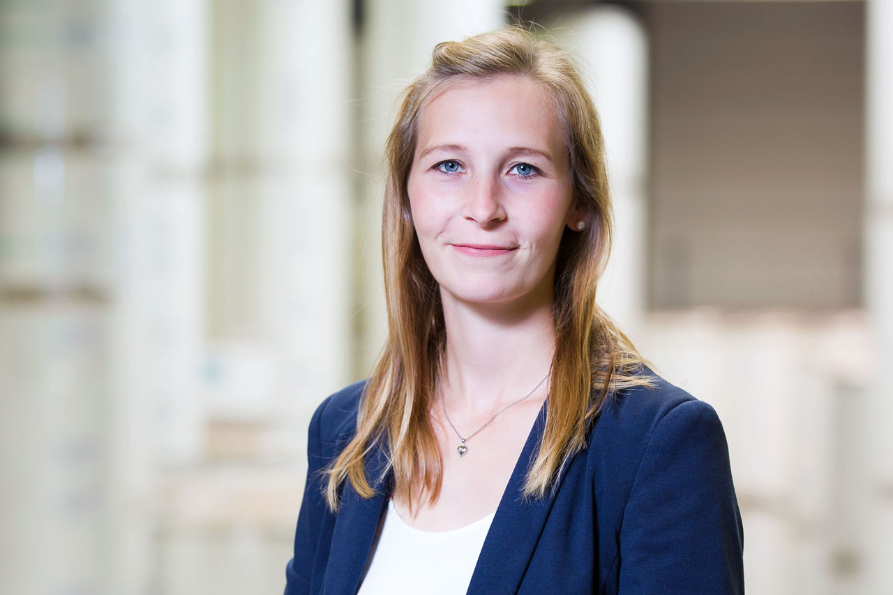 Salesmitarbeiterin im Rollenlager