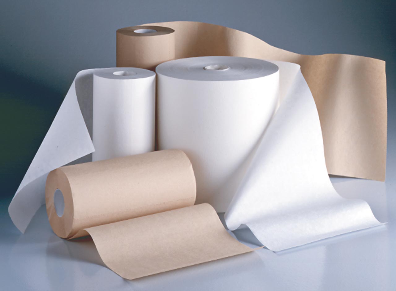 Braune und weiße Papier- und Vliesrollen