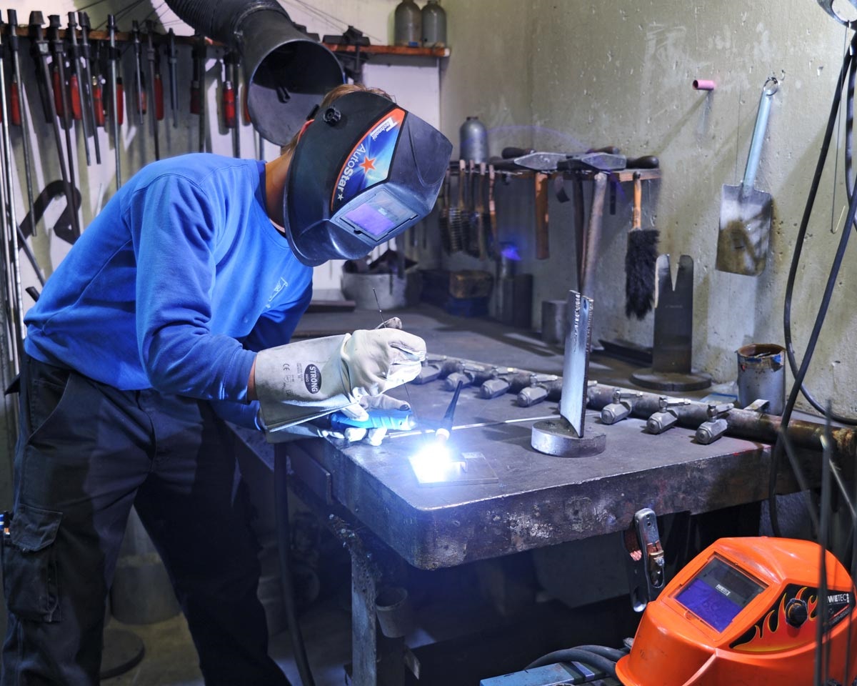 Industriemechaniker am Schweißen